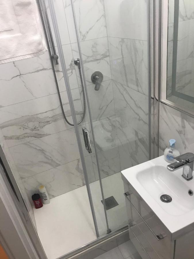Tra Le Torri B&B - Ampia Stanza Privata In Appartamento Con Bagno Privato Accessibile Da Corridoio Bologna Exterior photo