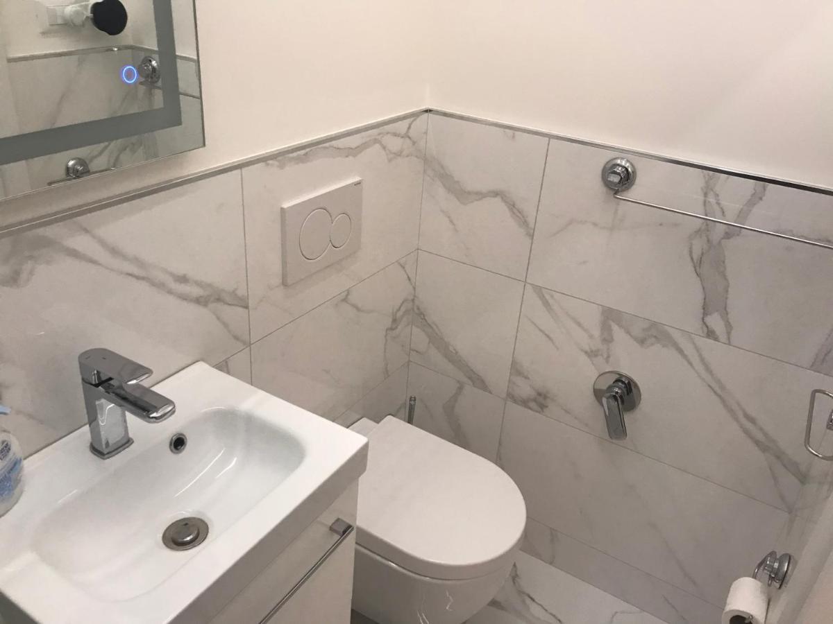 Tra Le Torri B&B - Ampia Stanza Privata In Appartamento Con Bagno Privato Accessibile Da Corridoio Bologna Exterior photo